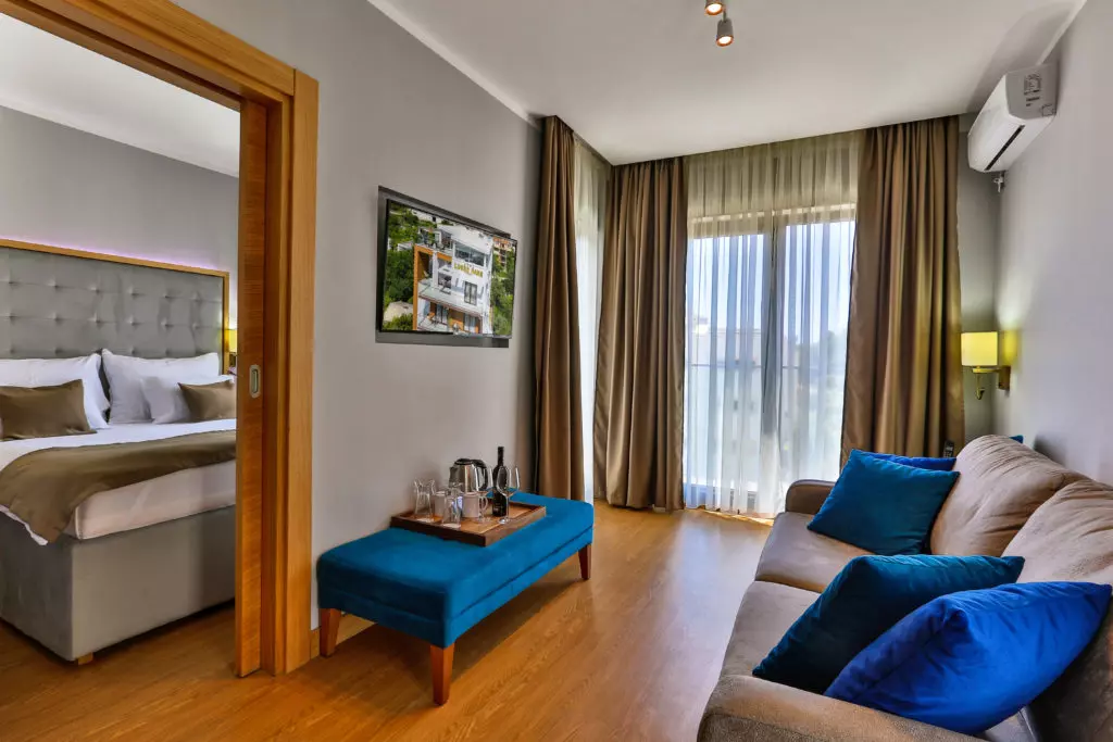 Hoteli-Budva-CrnaGora-Hotel-na-obali-sa-4-Bečići1