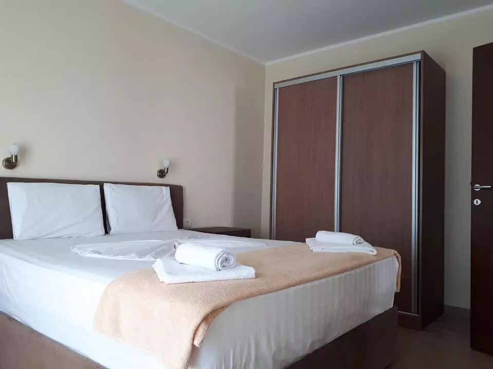 Najpovoljni-apartmanski-smeštaj-sa-restoranom-Dobra-Voda-Bar5